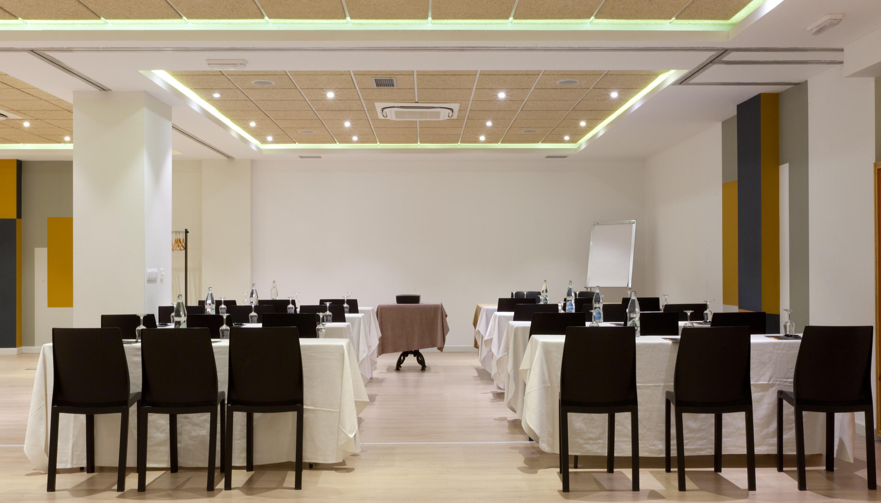 巴拉哈斯参议员酒店 马德里 外观 照片 A meeting room at the hotel