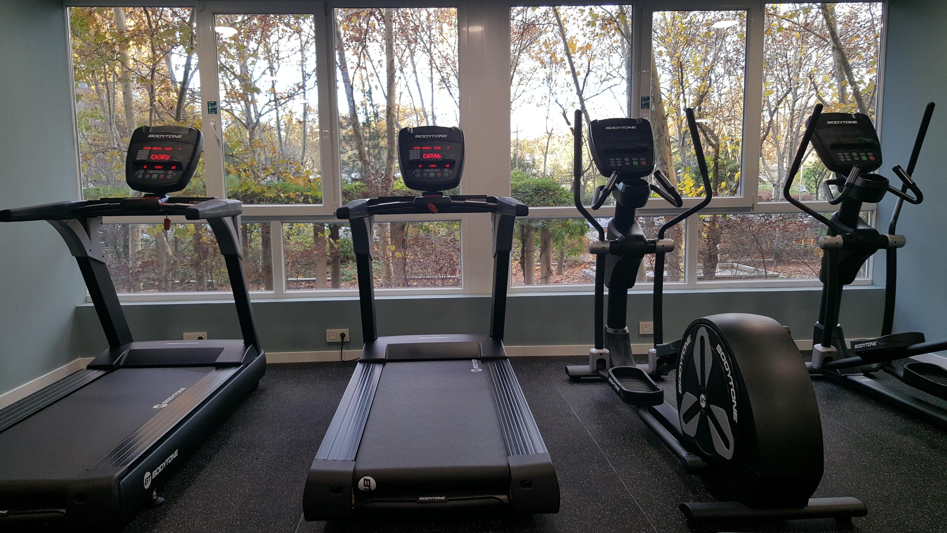 巴拉哈斯参议员酒店 马德里 外观 照片 BodyTone exercise equipment