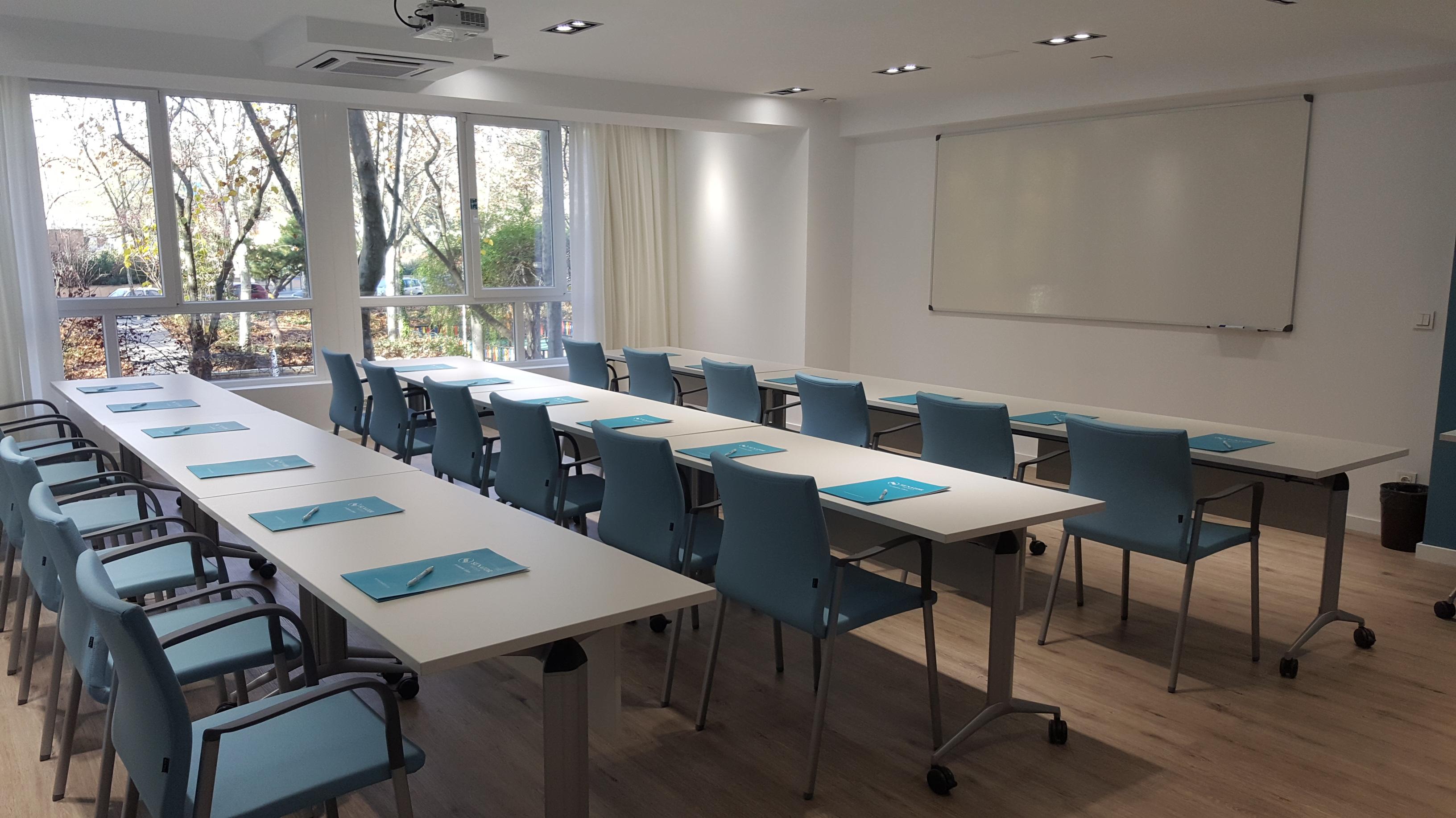 巴拉哈斯参议员酒店 马德里 外观 照片 A meeting room at the hotel