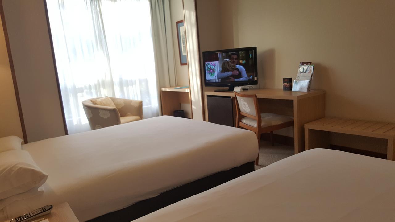 巴拉哈斯参议员酒店 马德里 外观 照片 A room at the hotel